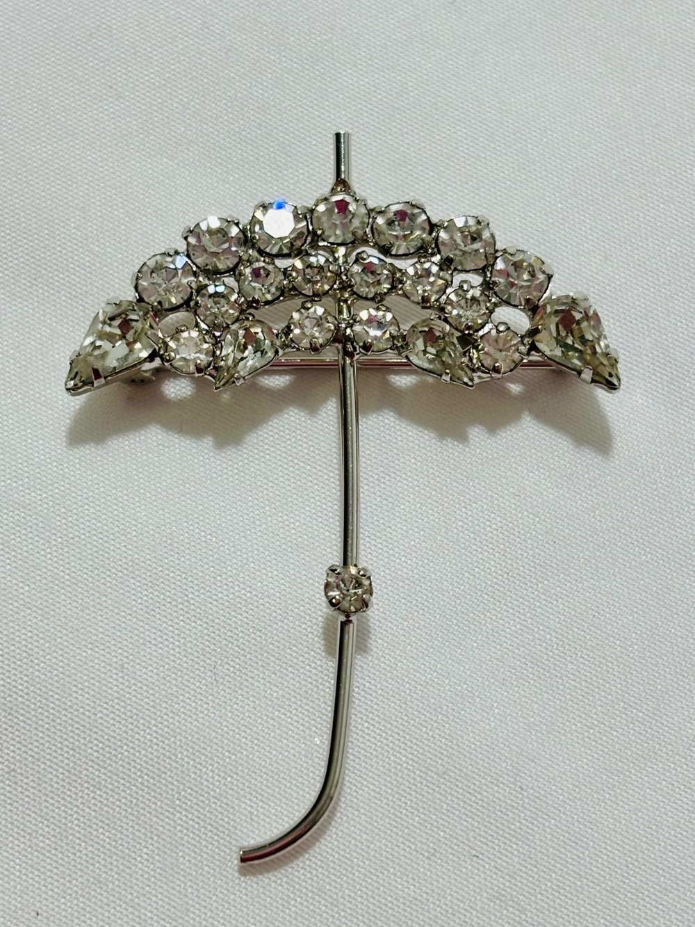 B David  signed Rhinestone Umbrella Pin Brooch  in Silver Tone Fabulous